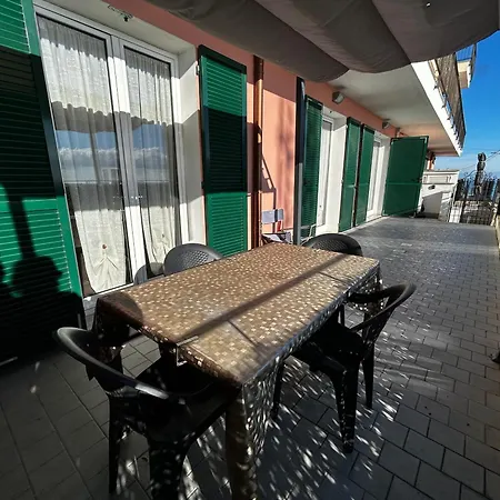 Апартаменты Casa Serge Vista Mare Con Ampio Terrazzo Privato *